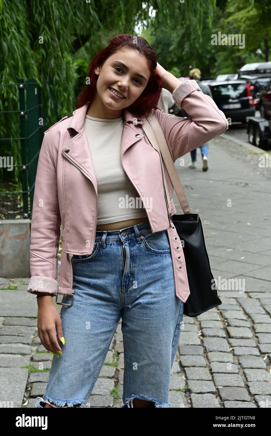 Lidia Santangelo aka Chiara am Set bei Dreharbeiten zur Reality-Daily-Soap `Berlin - Tag und Nacht`am Paul-Lincke-Ufer. Berlin, 29.08.2022 Stockfoto